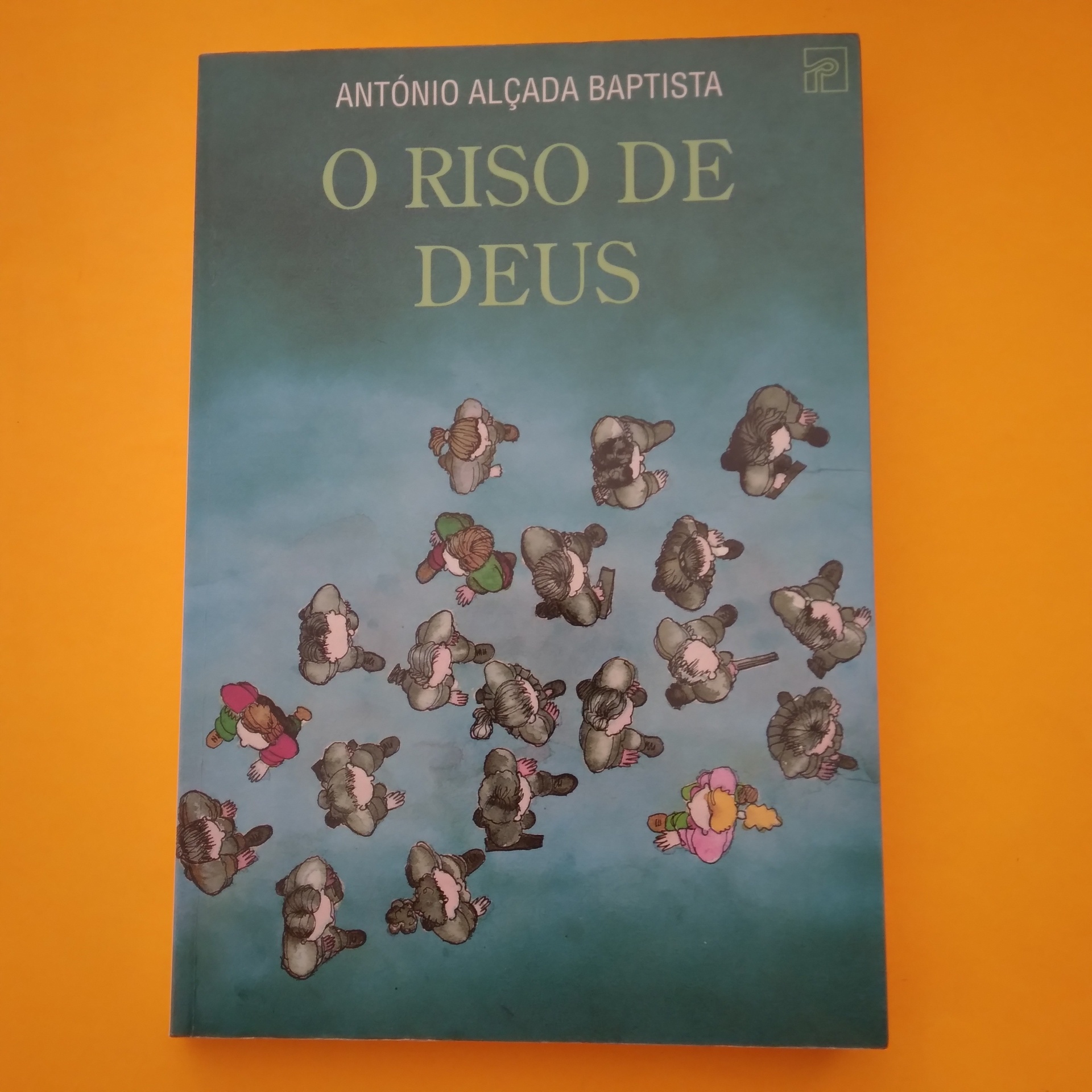 O Riso de Deus, António Alçada Baptista Capa de livro azul com título 'O RISO DE DEUS' e pessoas vistas de cima