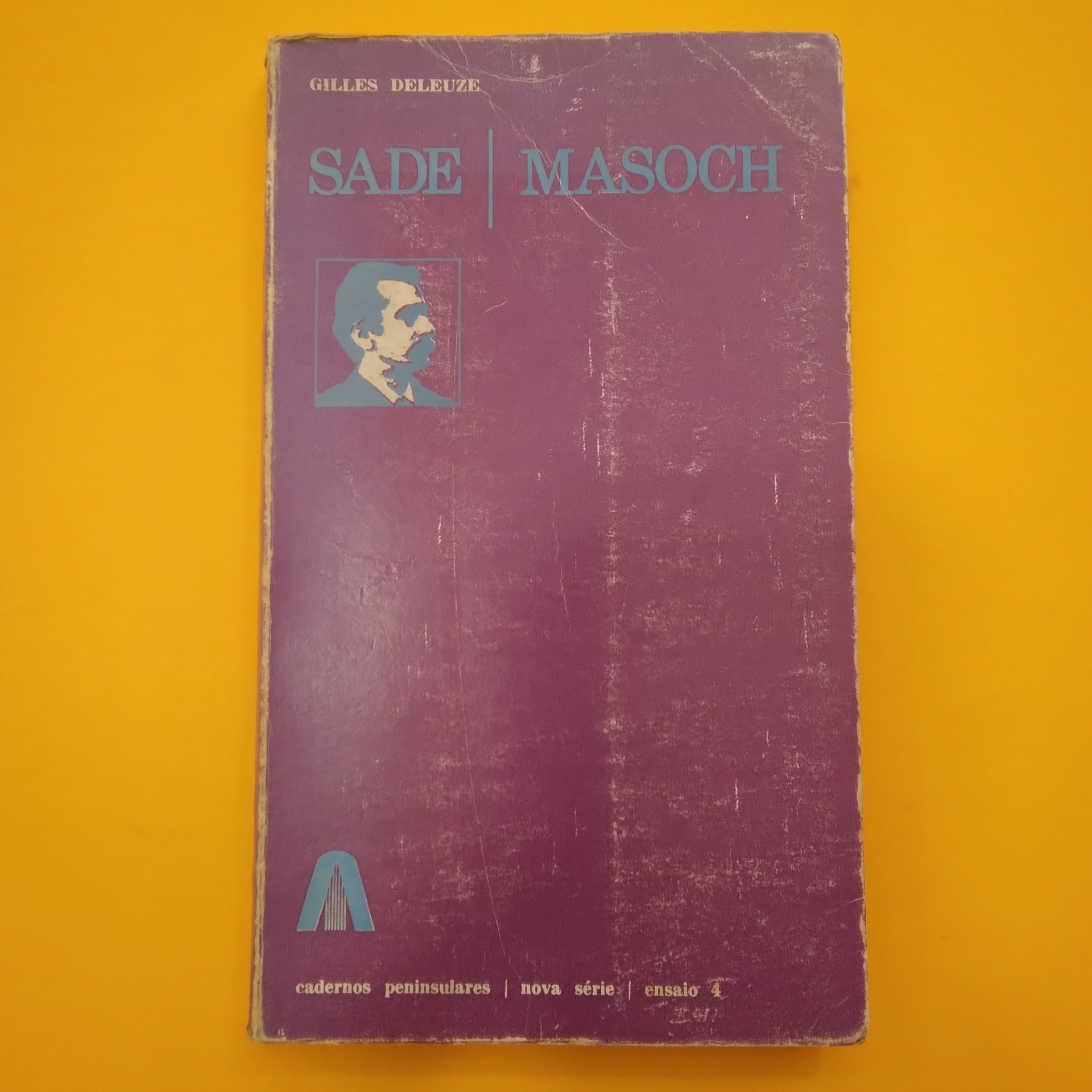 Sade | Masoch, Gilles Deleuze Livro 'SADE | MASOCH' com capa roxa e texto azul