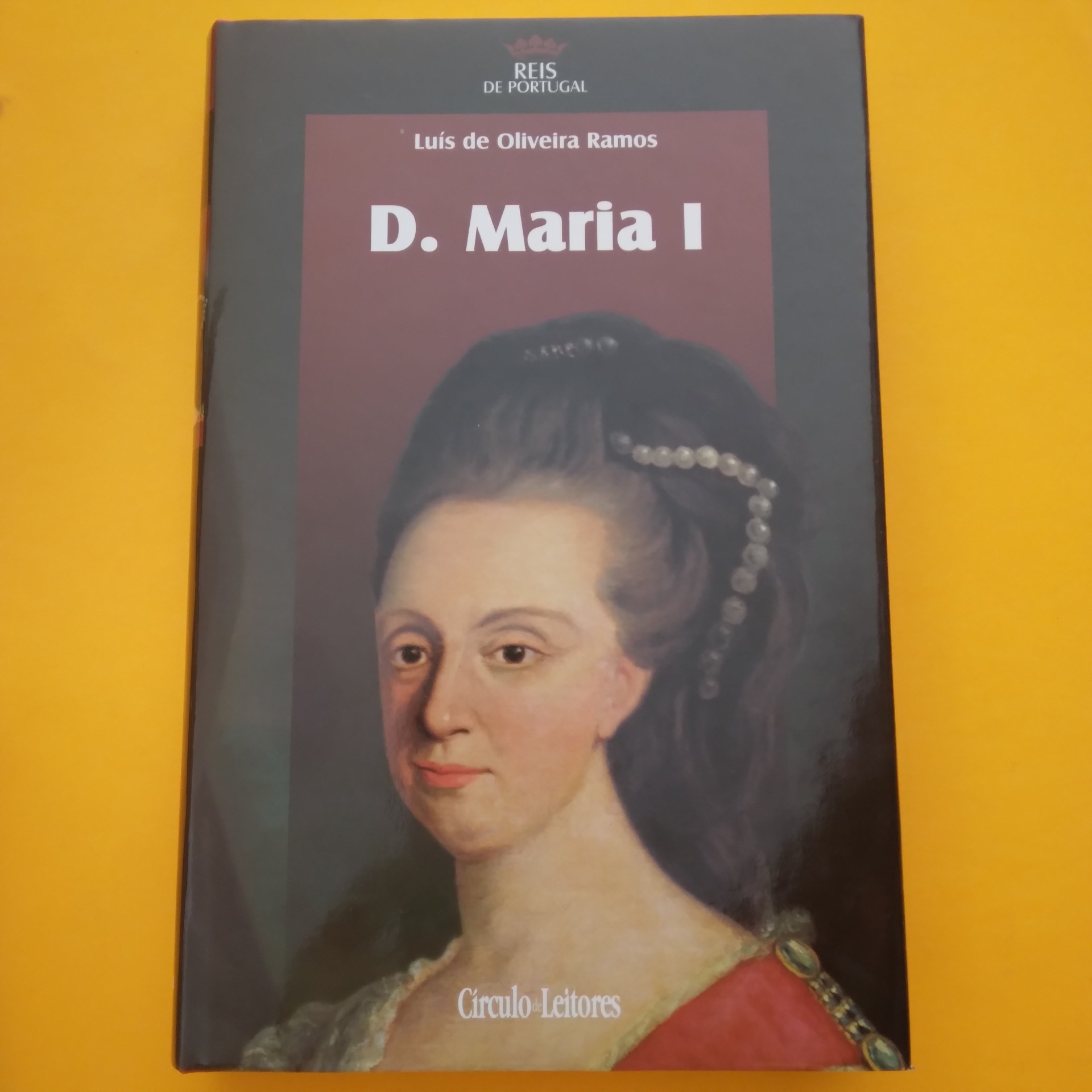 D. Maria I, Luís de Oliveira Ramos Capa do livro 'D. Maria I' de Luís de Oliveira Ramos com retrato histórico e fundo castanho