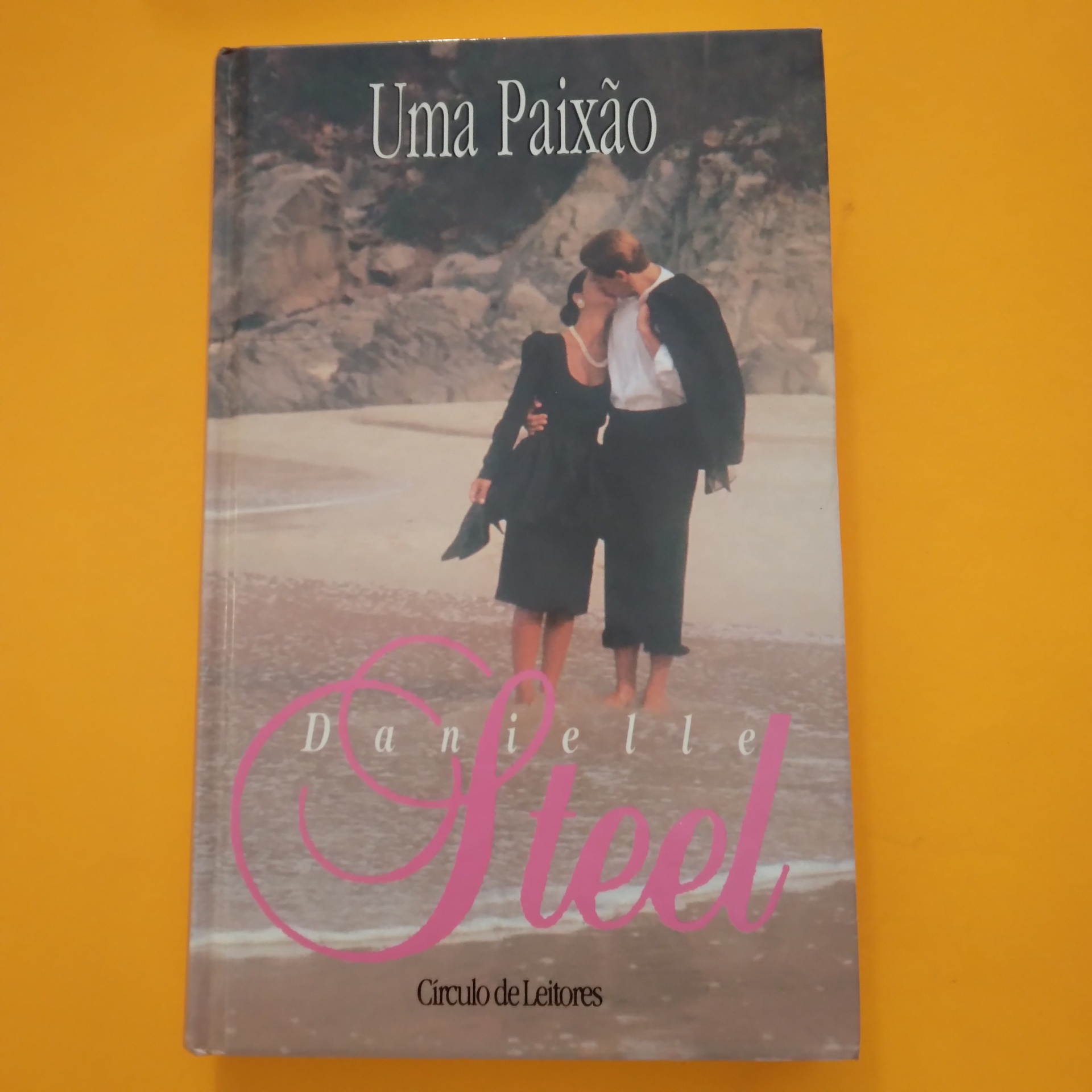 Uma Paixão, Danielle Steel Capa de livro 'Uma Paixão' de Danielle Steel com casal numa praia