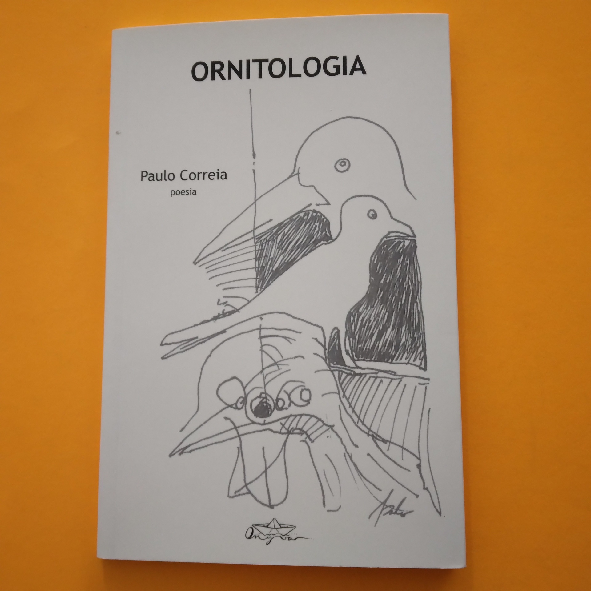 Ornitologia, Paulo Correia Livro ORNITOLOGIA de capa branca com desenhos de aves em preto sobre fundo laranja.