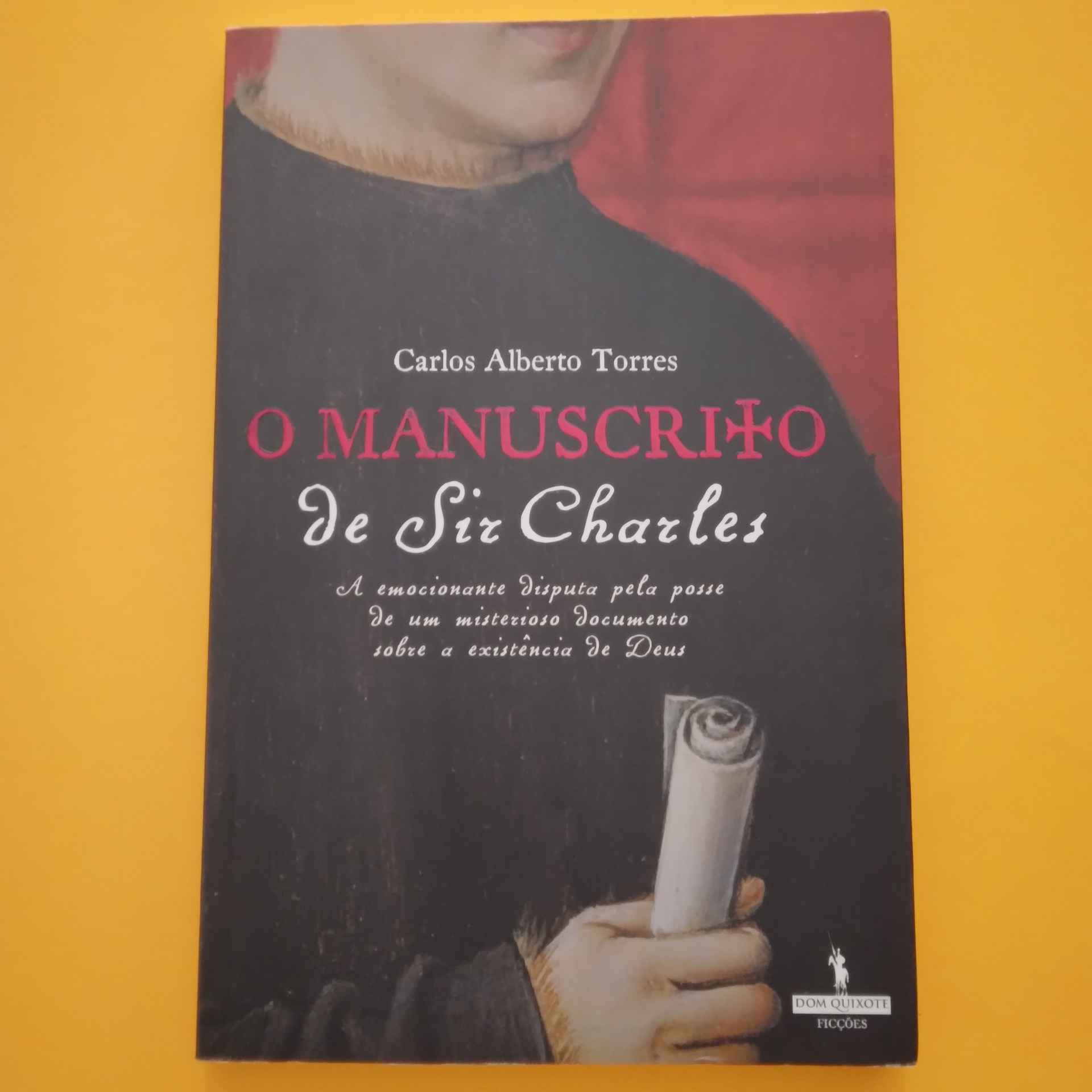 O Manuscrito de Sir Charles, Carlos Alberto Torres Capa de livro 'O Manuscrito de Sir Charles' com mão segurando pergaminho