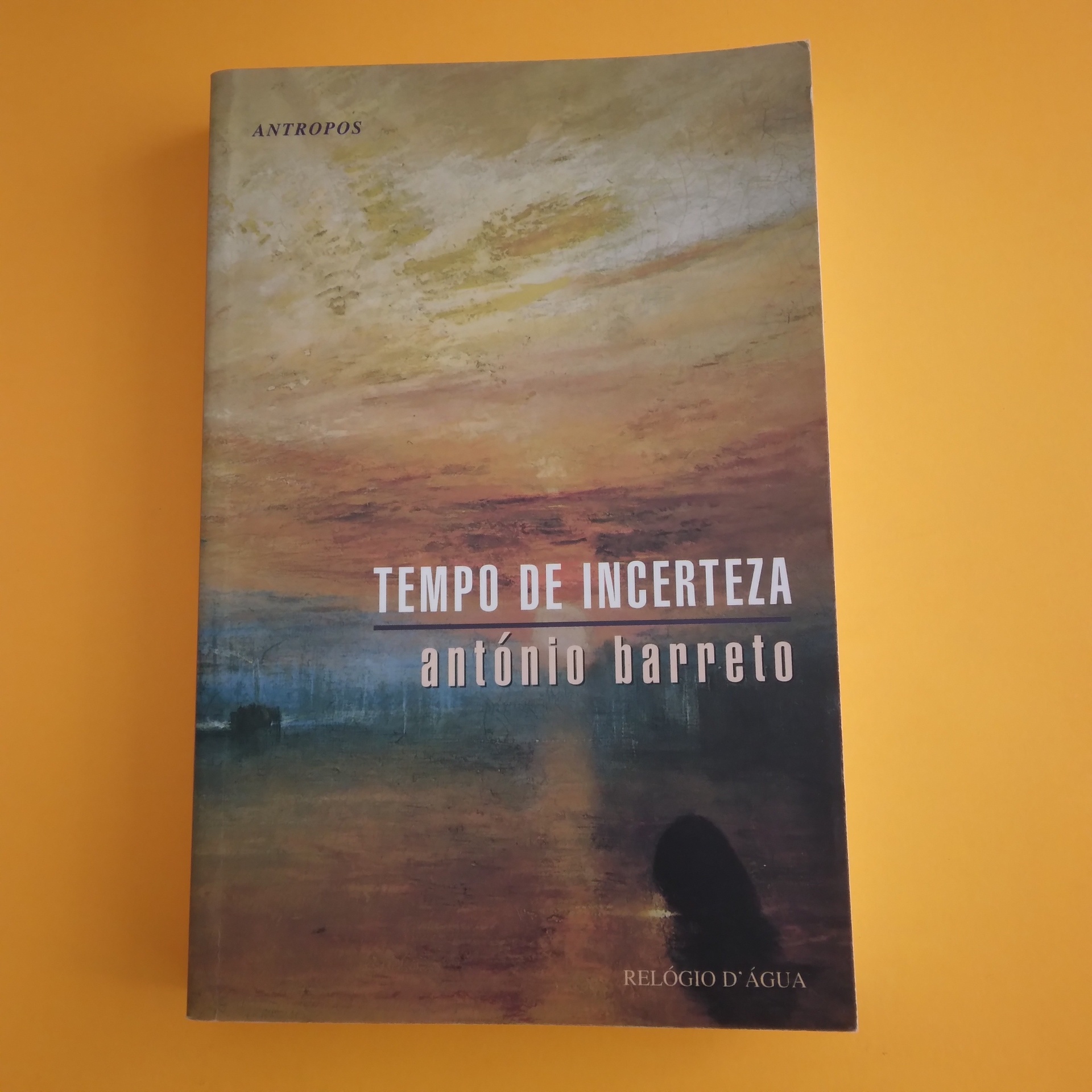 Tempo de Incerteza, António Barreto Livro TEMPO DE INCERTEZA de António Barreto sobre superfície laranja