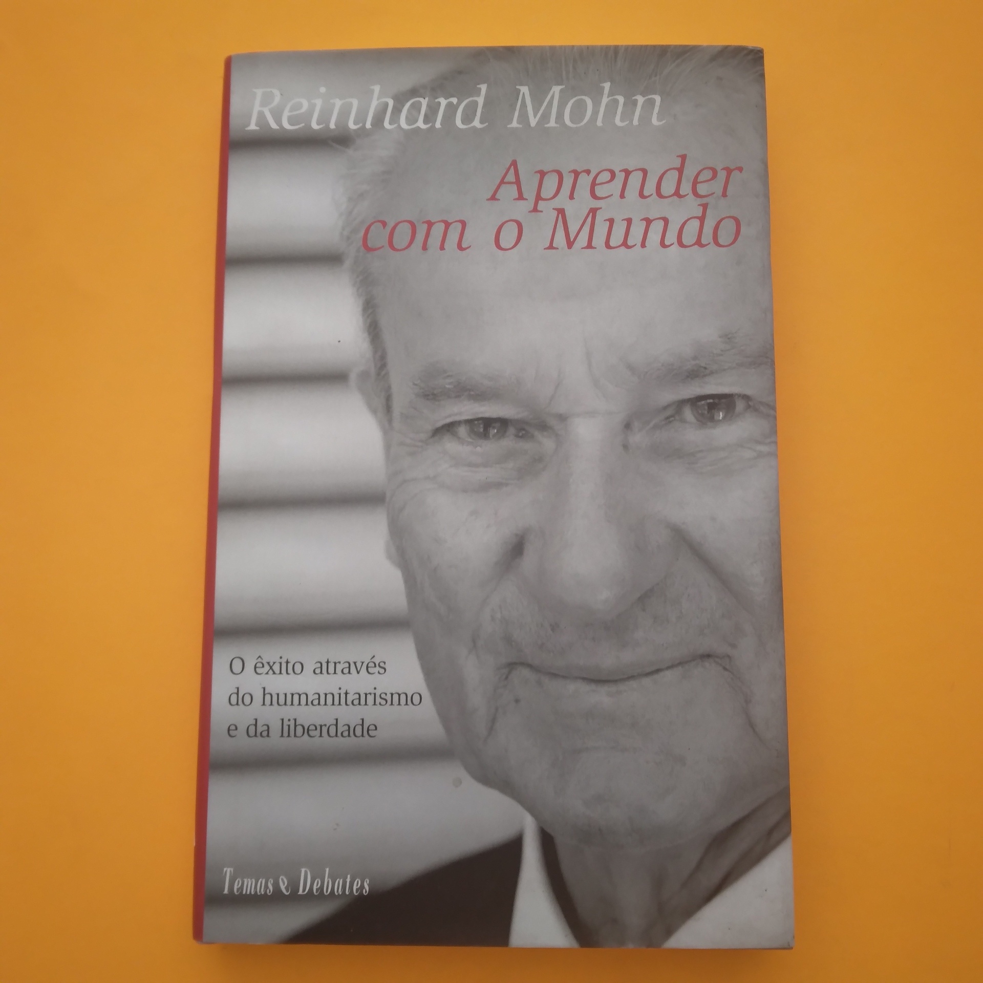 Aprender com o Mundo, Reinhard Mohn Capa de livro 'Aprender com o Mundo' de Reinhard Mohn com rosto de homem e texto