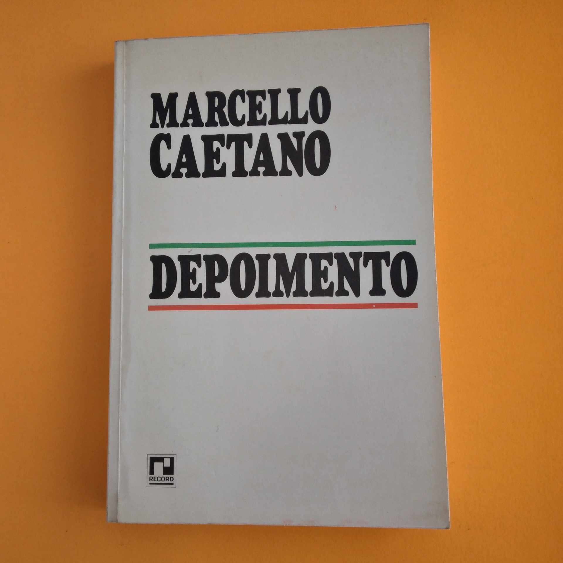 Depoimento, Marcello Caetano Capa de livro branco com texto preto e linhas verde e vermelha