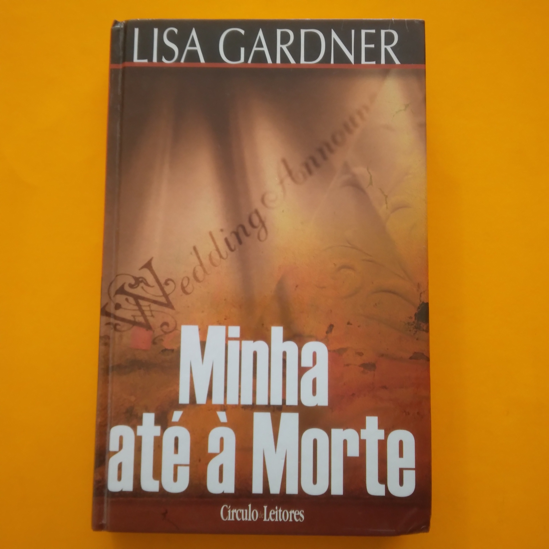 Minha até à Morte, Lisa Gardner Capa do livro Minha até à Morte de Lisa Gardner com fundo castanho e texto branco