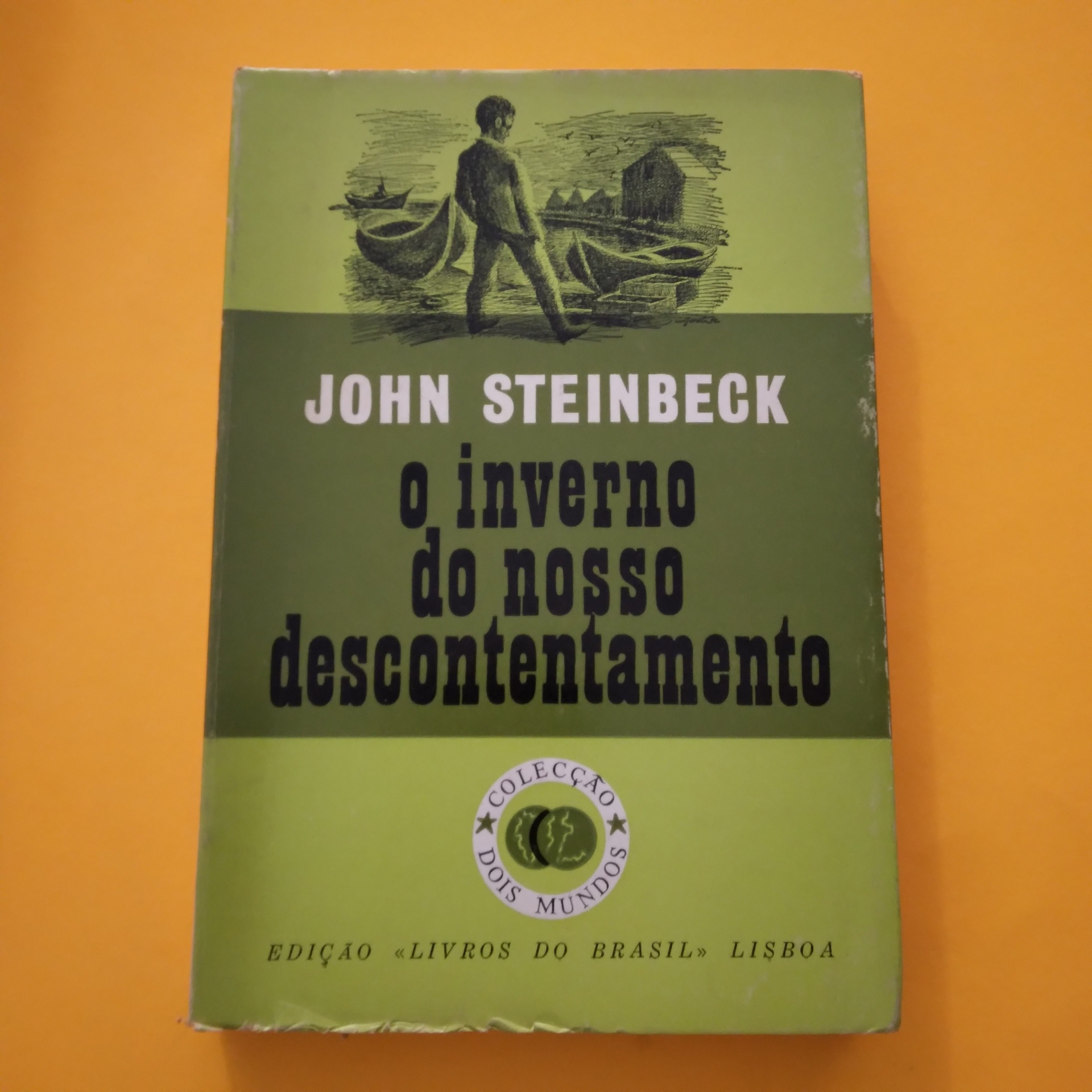 O Inverno do nosso Descontentamento, John Steinbeck Capa de livro verde com texto e ilustração em preto e branco