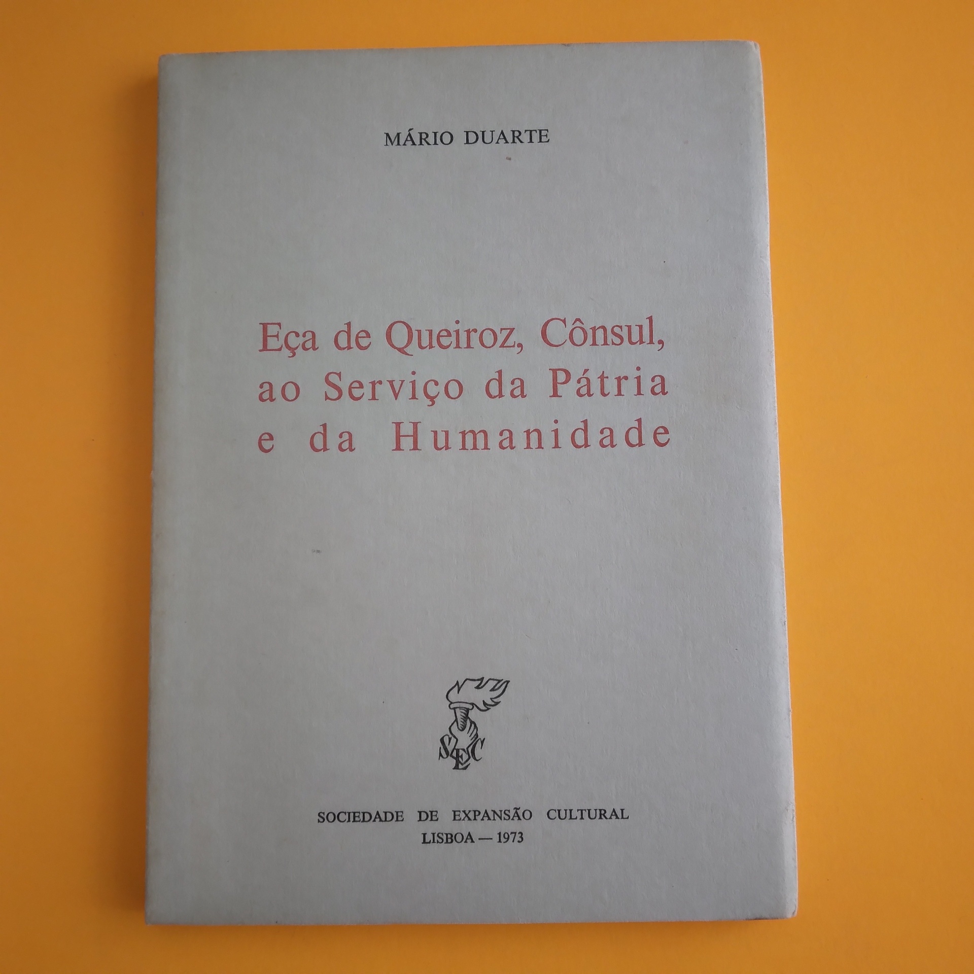 Eça de Queiroz, Cônsul ao Serviço da Pátria e da Humanidade, Mário Duarte Livro branco com texto vermelho e preto sobre fundo laranja