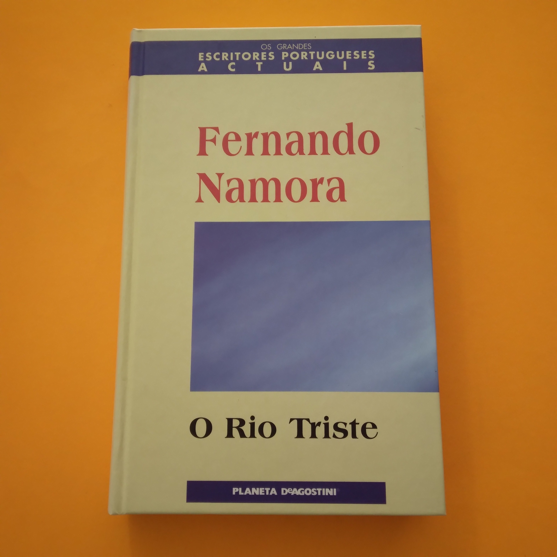 O Rio Triste, Fernando Namora Capa do livro 'O Rio Triste' de Fernando Namora sobre uma superfície laranja