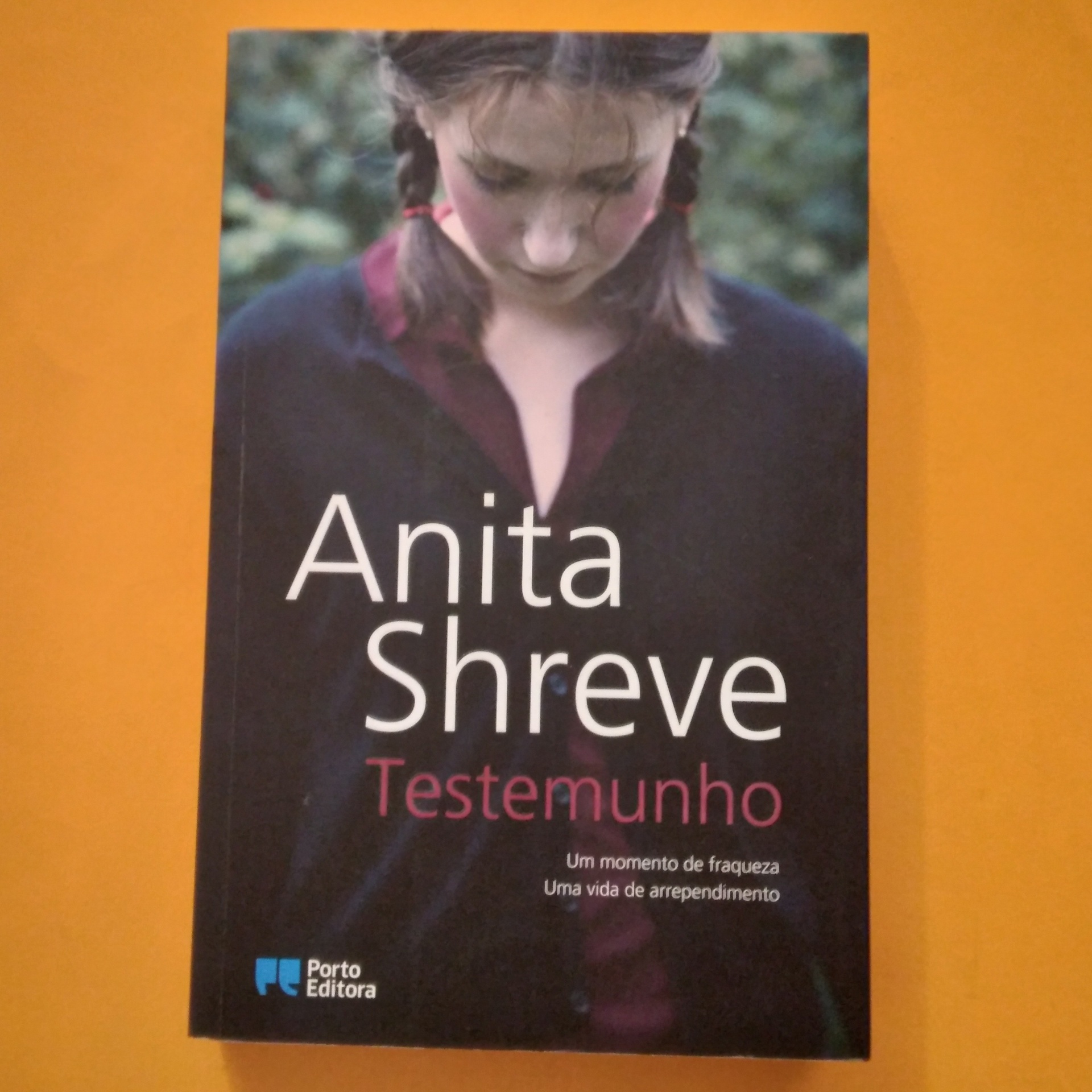 Testemunho, Anita Shreve Capa do livro 'Testemunho' de Anita Shreve com imagem de mulher e texto