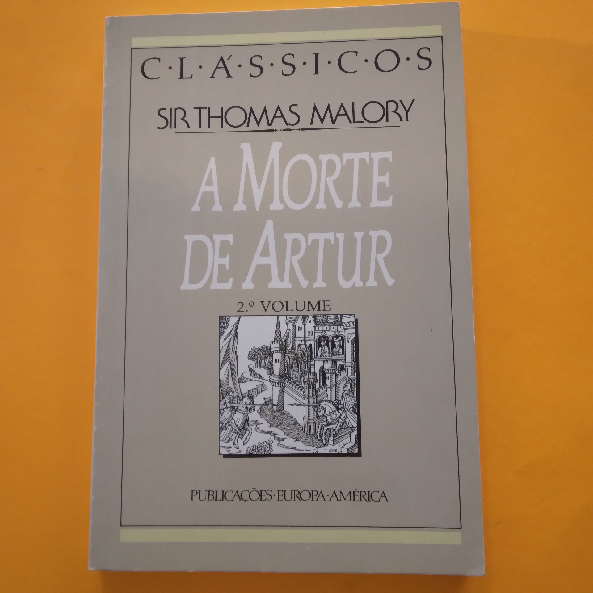 A Morte de Artur (2.º Volume), Sir Thomas Malory Livro 'A Morte de Artur', de Sir Thomas Malory, capa cinzenta com ilustração de castelo