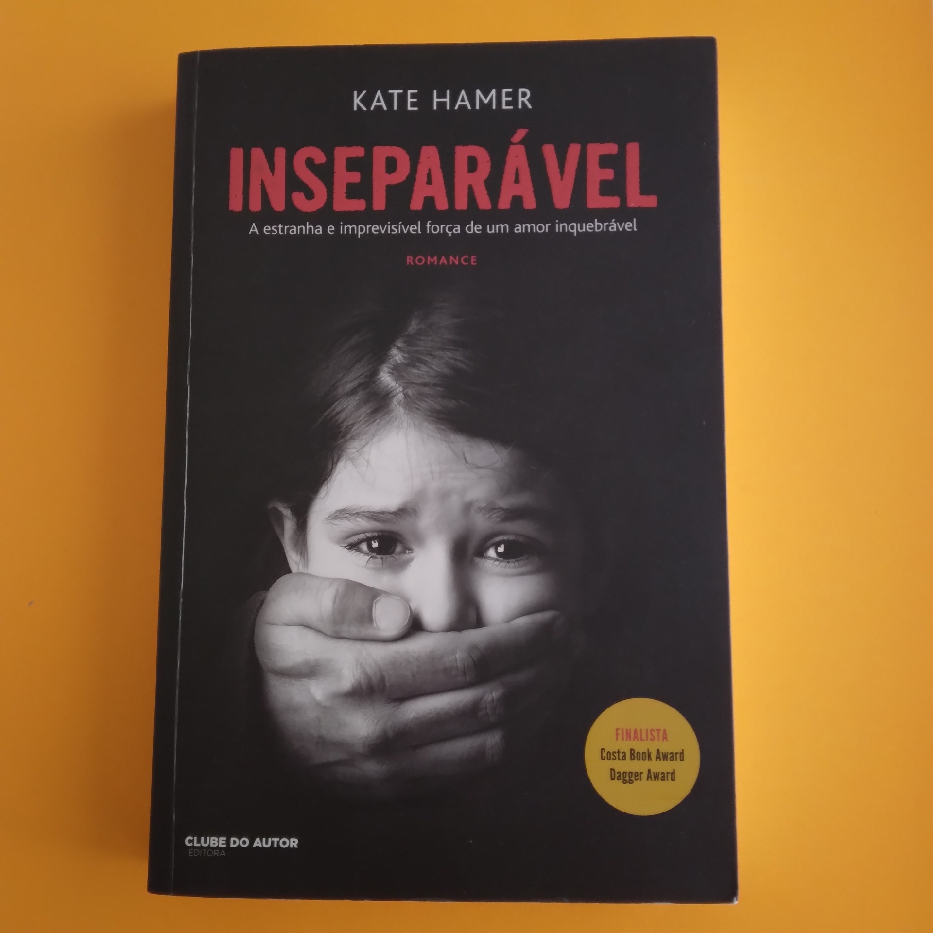 Inseparável, Kate Hamer Capa do livro INSEPARÁVEL de Kate Hamer com imagem a preto e branco de uma rapariga e selo amarelo.