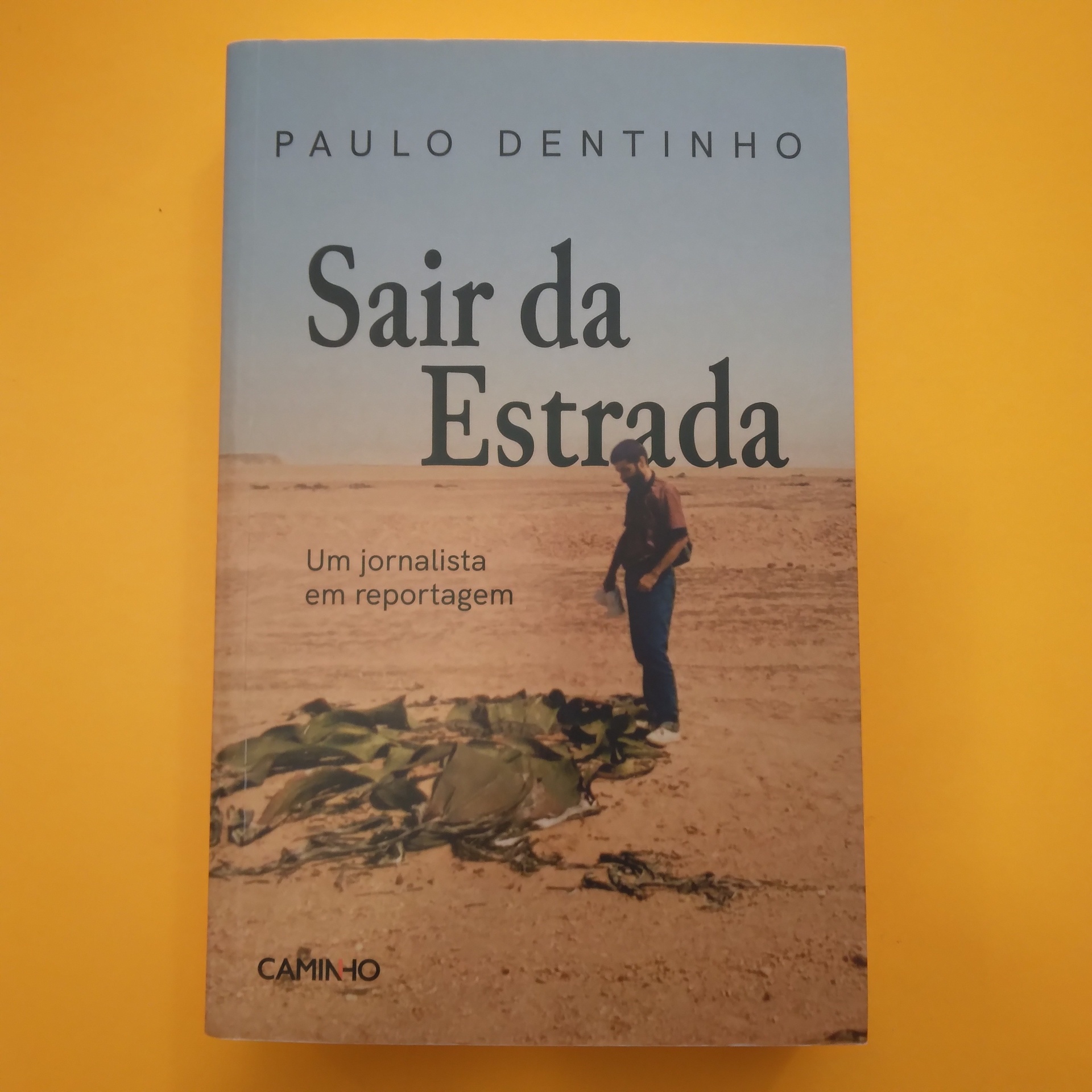 Sair da Estrada, Paulo Dentinho Livro 'Sair da Estrada' de Paulo Dentinho com capa azul, areia e imagem de homem em deserto