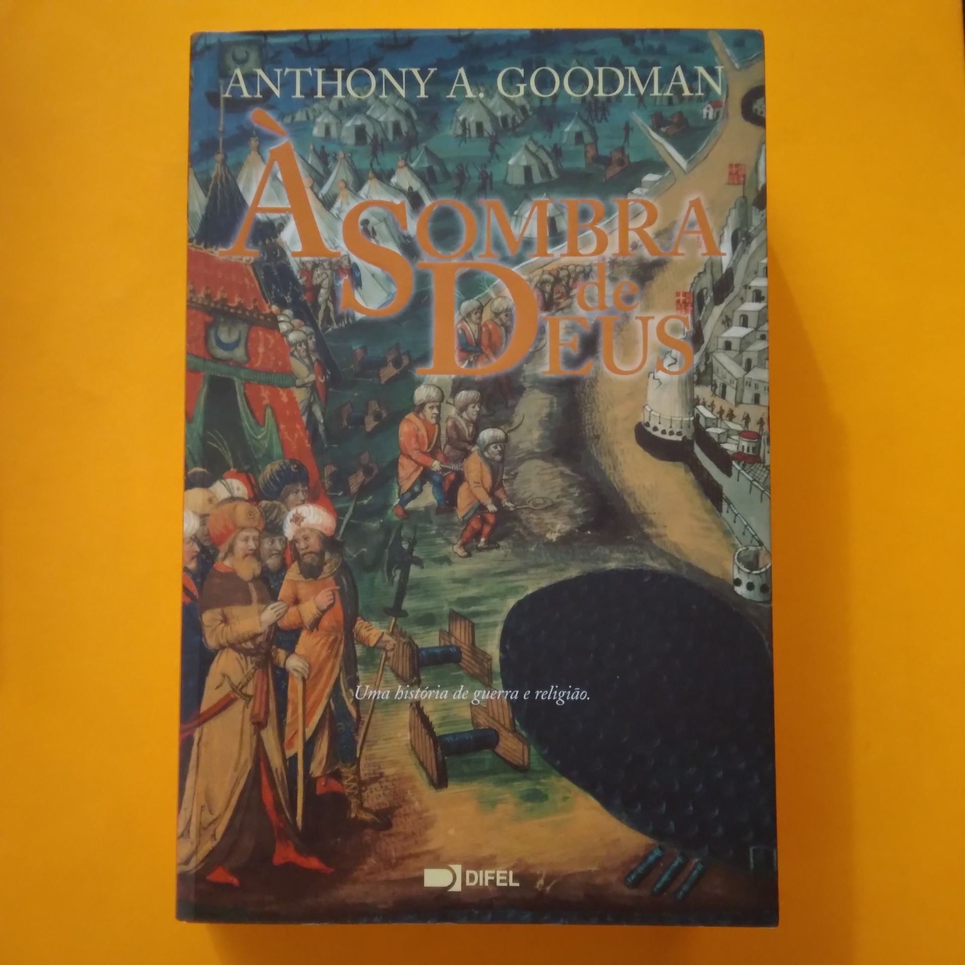 À Sombra de Deus, Anthony A. Goodman Capa de livro com ilustração medieval e título em português