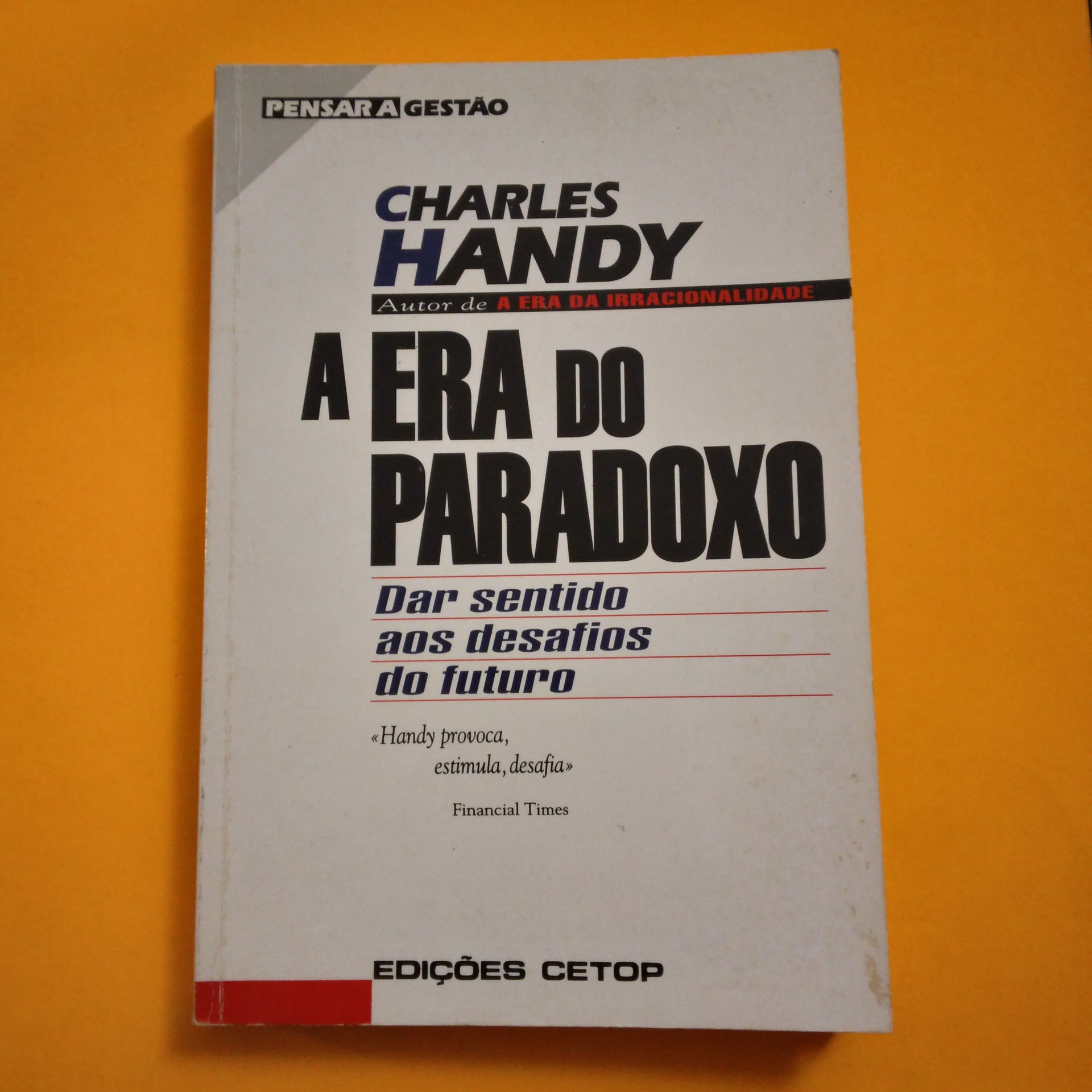 A Era do Paradoxo, Charles Handy Capa de livro branco com título 'A ERA DO PARADOXO' e texto em azul e vermelho.