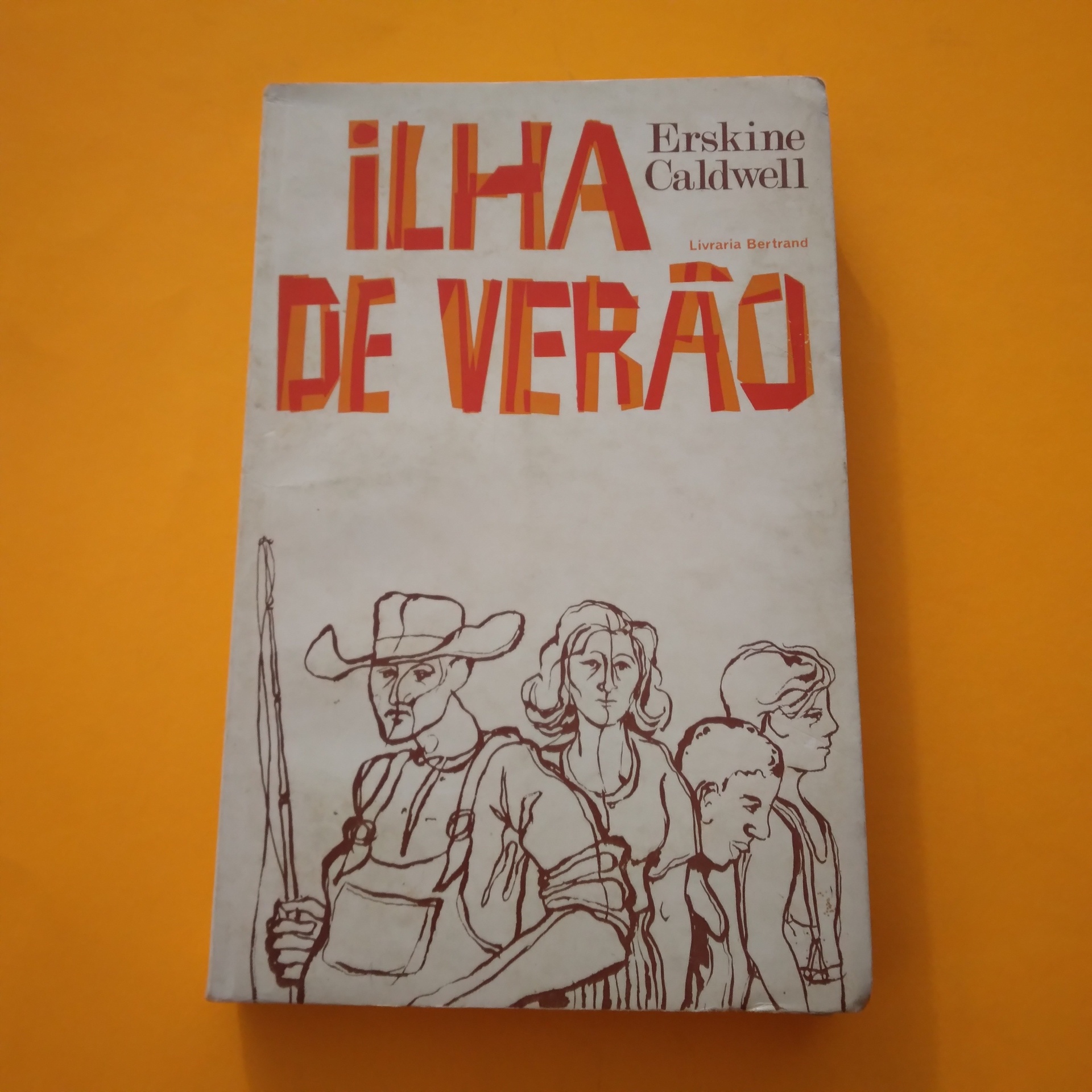 Ilha de Verão, Erskine Caldwell Capa de livro ILHA DE VERÃO de Erskine Caldwell com ilustração de quatro pessoas e fundo laranja