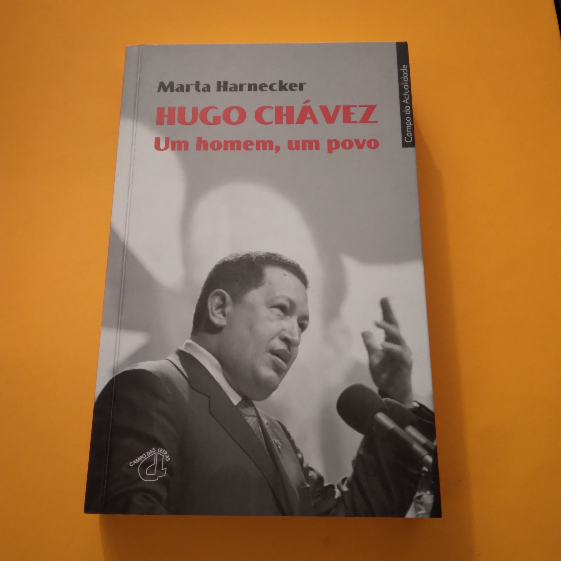 Hugo Chávez. Um Homem, um Povo, Marta Harnecker Livro com foto preto e branco de Hugo Chávez e texto em vermelho e preto em capa cinzenta