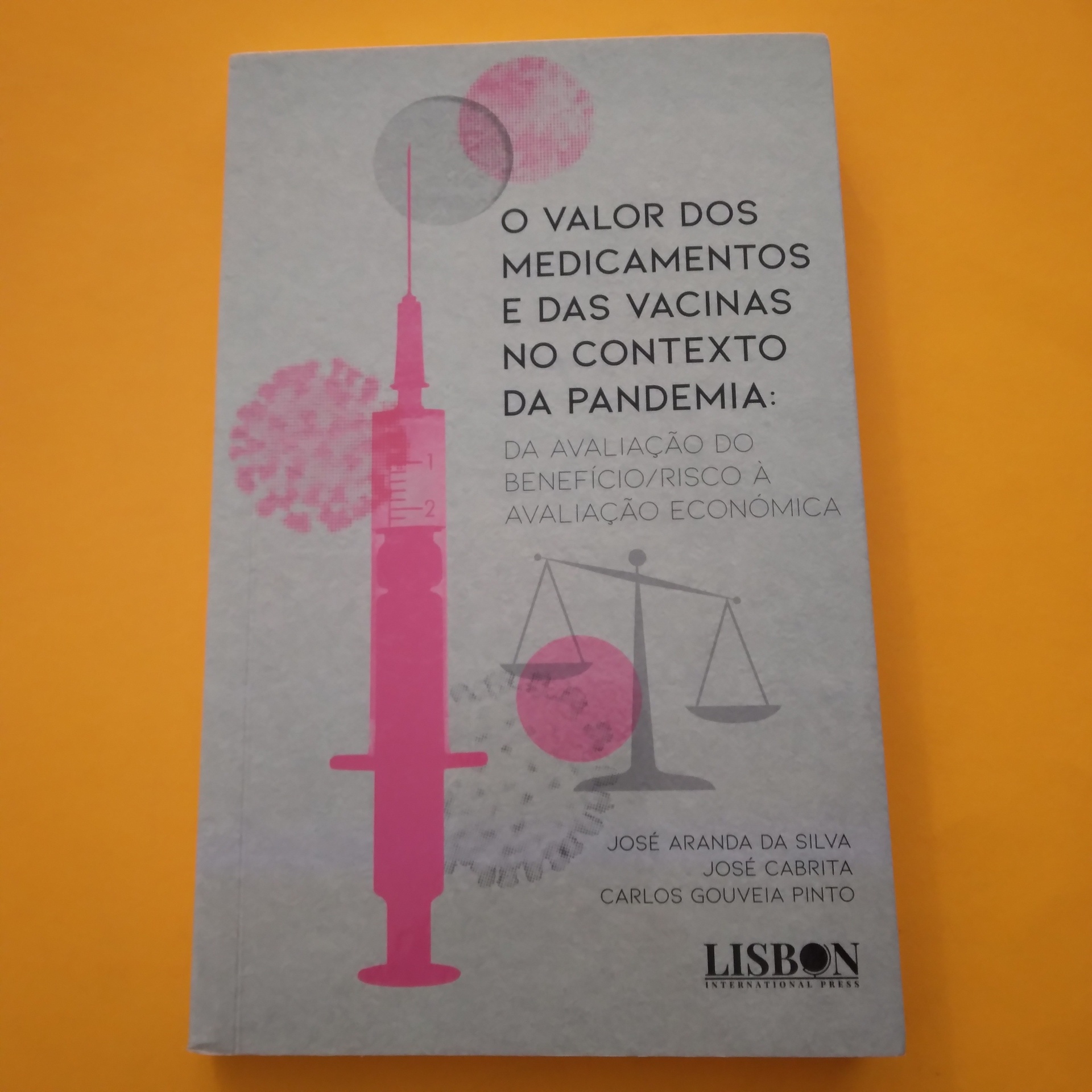O Valor dos Medicamentos e das Vacinas no Contexto da Pandemia, José Aranda da Silva, José Cabrita, Carlos Gouveia Pinto Capa de livro cinza com seringa rosa e texto em português sobre medicamentos e vacinas na pandemia