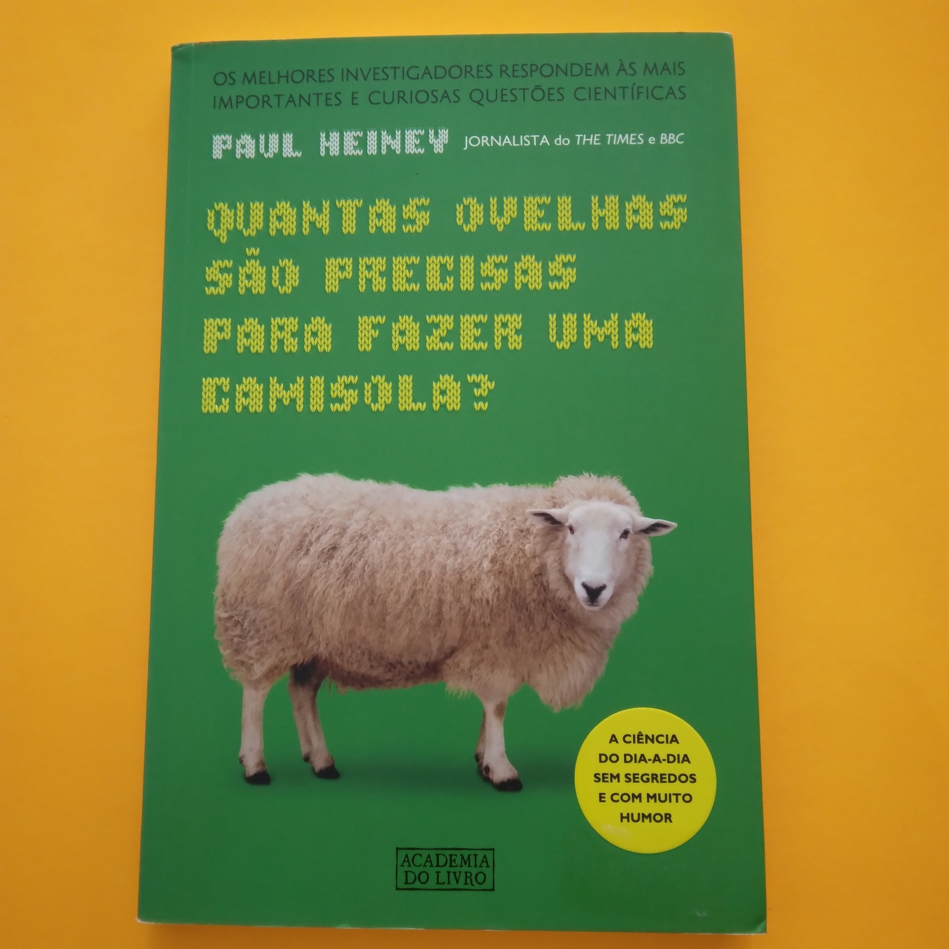 Quantas Ovelhas São Precisas para Fazer uma Camisola?, Paul Heiney Capa de livro verde com ovelha e texto em amarelo e preto