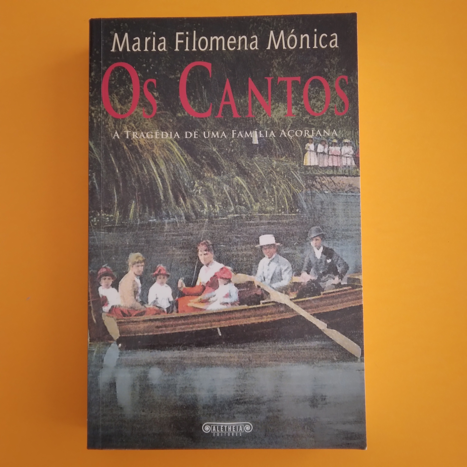 Os Cantos, Maria Filomena Mónica Capa do livro Os Cantos de Maria Filomena Mónica com imagem de pessoas num barco
