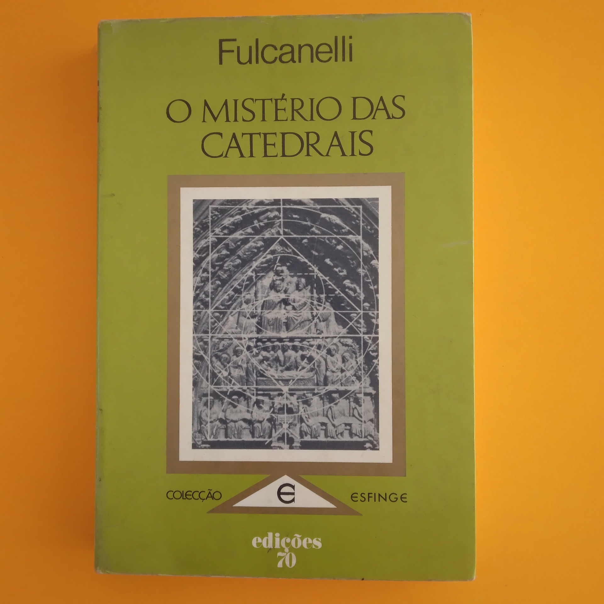 O Mistério das Catedrais, Fulcanelli Livro O Mistério das Catedrais de Fulcanelli com capa verde e imagem de fachada de catedral.