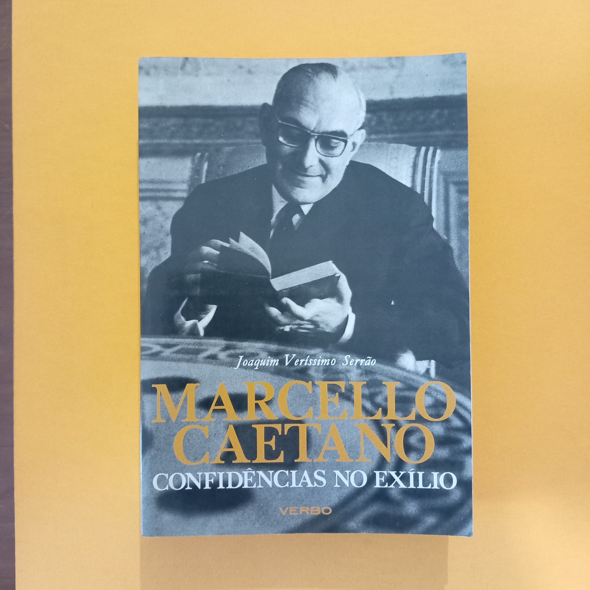 Marcello Caetano. Confidências no exílio, de Joaquim Veríssimo Serrão Capa de livro Marcello Caetano Confidências no Exílio com imagem a preto e branco de homem a ler