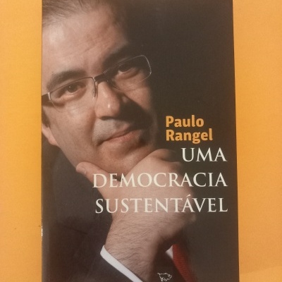 Capa de livro 'UMA DEMOCRACIA SUSTENTÁVEL' de Paulo Rangel com a foto de um homem de óculos