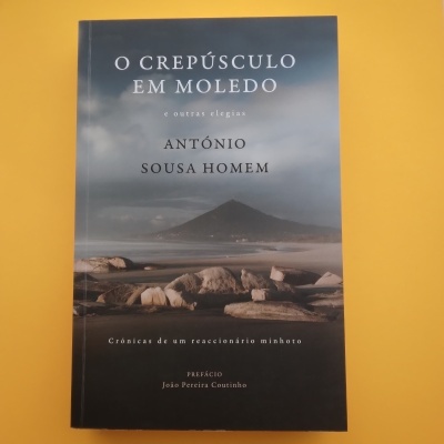 Capa do livro O Crepúsculo em Moledo com imagem de praia e montanha