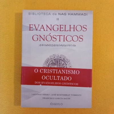 Livro EVANGELHOS GNÓSTICOS sobre fundo amarelo