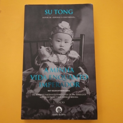 Capa de livro com fotografia a preto e branco de menino chinês e texto azul e branco.