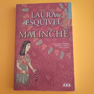 Capa do livro Malinche de Laura Esquivel com ilustração de mulher e texto