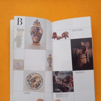 Página de catálogo com cerâmica decorativa e pessoas a trabalhar com barris de madeira