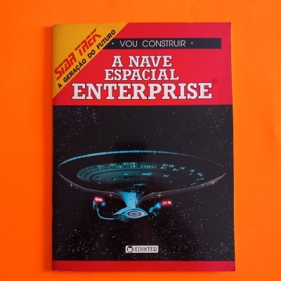 Capa de livro Star Trek, modelo da nave espacial Enterprise sobre fundo laranja