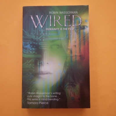 Capa do livro Wired de Robin Wasserman com fundo verde e azul e rosto parcial
