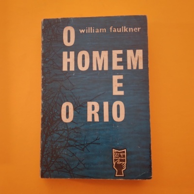 Capa de livro azul com título O HOMEM E O RIO de william faulkner