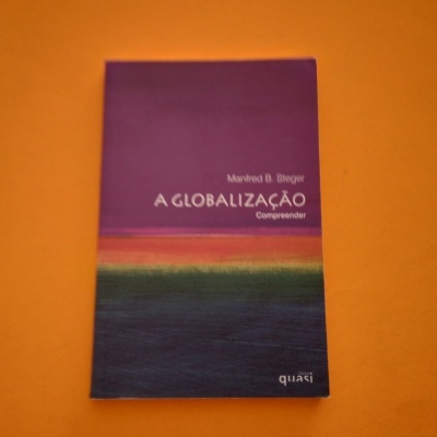 Livro 'A GLOBALIZAÇÃO Compreender' de Manfred B. Steger em fundo laranja