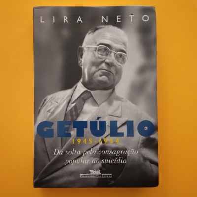 Capa de livro 'GETÚLIO 1945-1954' de LIRA NETO com foto a preto e branco de homem de fato cinzento