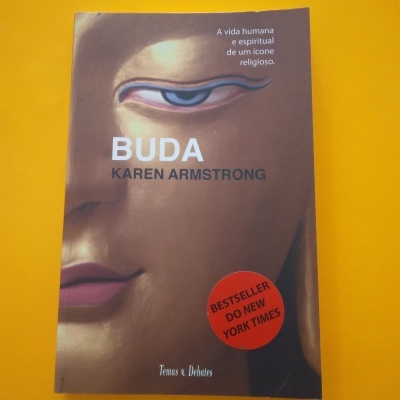 Capa de livro Buda de Karen Armstrong com rosto dourado e selo vermelho de bestseller