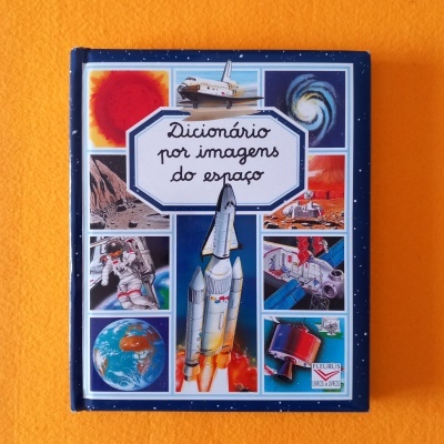 Capa de livro 'Dicionário por imagens do espaço' com imagens de espaço