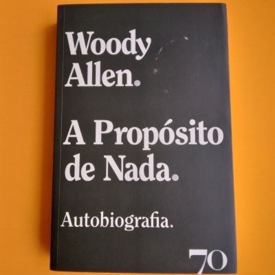 Capa de livro preta com texto branco 'Woody Allen. A Propósito de Nada. Autobiografia.'