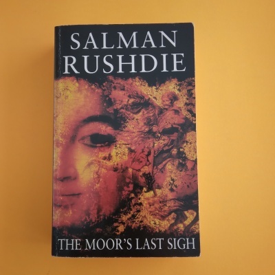 Capa de livro 'THE MOOR'S LAST SIGH' com rosto em tons alaranjados em fundo preto