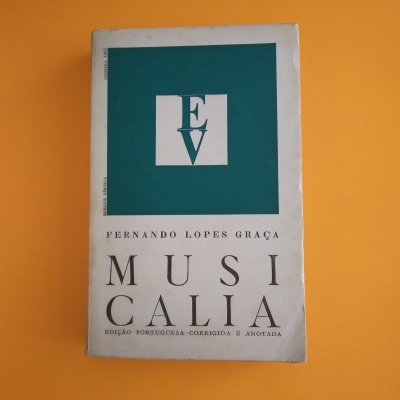 Livro Musicalia de Fernando Lopes Graça com capa branca e verde