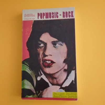 Capa de livro com título POPMUSIC - ROCK e retrato de um homem jovem