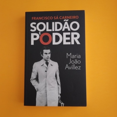 Capa de livro Solidão e Poder, preto com foto de homem e texto branco e vermelho