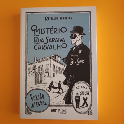 Capa de livro azul e branca com ilustração e texto em preto