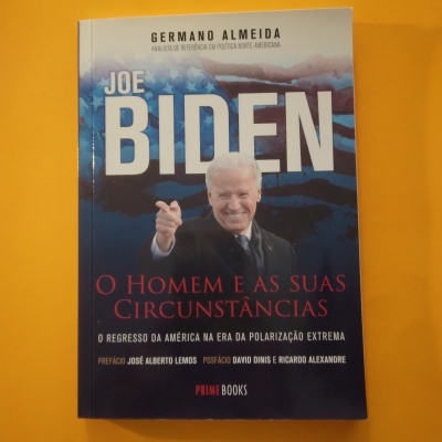 Capa do livro 'Joe Biden: O Homem e as Suas Circunstâncias' com foto de Joe Biden e texto em azul, branco e vermelho