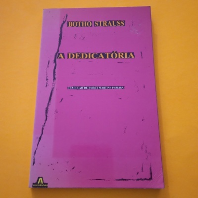 Capa de livro rosa com título 'A DEDICATÓRIA' e autor Botho Strauss