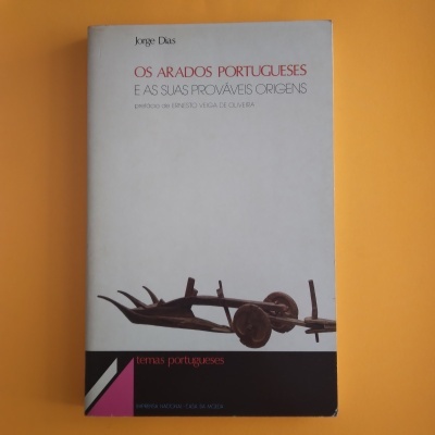 Capa de livro sobre arados portugueses com imagem de arado antigo