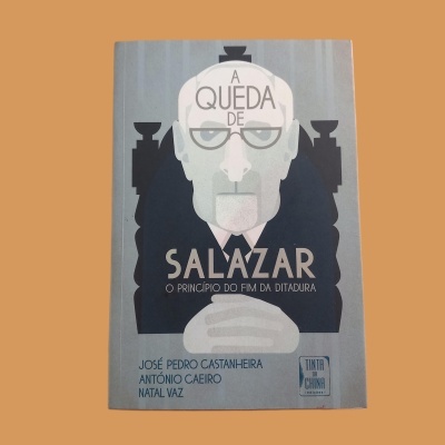 Capa de livro com caricatura e texto sobre Salazar