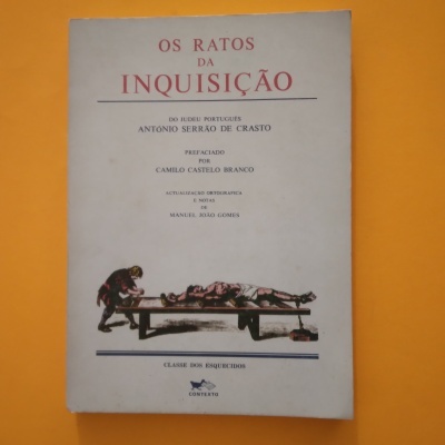 Capa de livro branco com título vermelho e ilustração em preto e vermelho de pessoa com outra deitada numa mesa